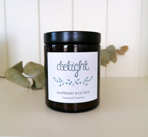 delight soy candle with raspberry and quince scent